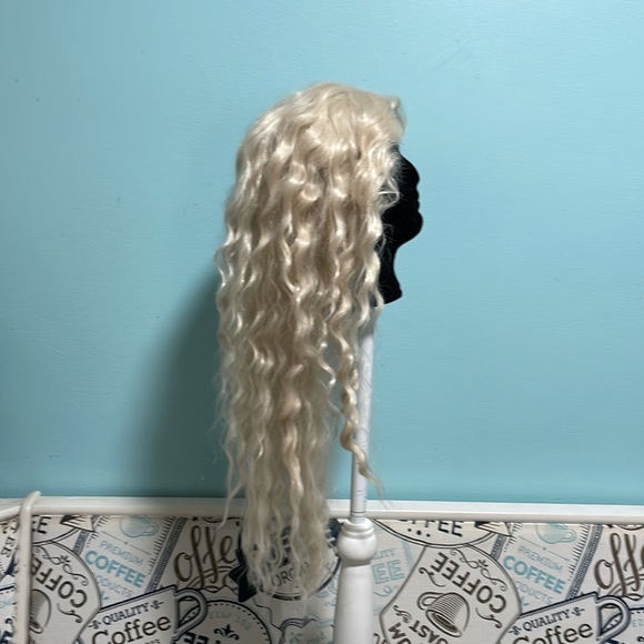 Curly synthetic blonde 24” wig - Picture 3 of 6